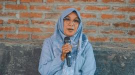 Founder Bale Para Yuli S. Komalasari dalam sesi penyampaian Bedah Buku 