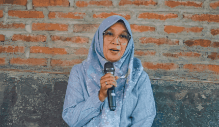 Founder Bale Para Yuli S. Komalasari dalam sesi penyampaian Bedah Buku "Badai di Tengah Kepungan Kartel Narkoba". Minggu, 7 Juni 2026 di Ruang Tumbuh Merdeka. Foto : Dok. Istimewa Narasio.com