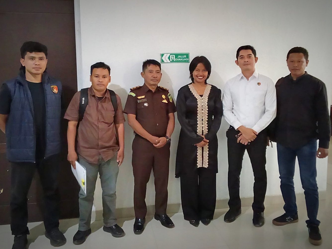 Proses hukum terhadap aktivis perempuan Uswatun Hasanah, yang akrab disapa Badai NTB, kini memasuki babak baru. Pada Senin (8/6/2026), Penyidik ​​Kepolisian Resor (Polres) Bima resmi melakukan penyerahan Tersangka dan Barang Bukti (Tahap 2) kepada Jaksa Penuntut Umum (JPU) di Kantor Kejaksaan Negeri (Kejari) Bima.
