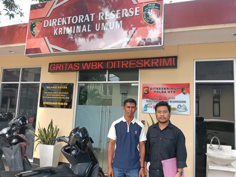 Tim Kuasa Hukum PBH LPW NTB, David Putra Pratama, S.H, selaku paralegal saat mendampinhi Korban Penipuan pada Sabtu (20/06/26). Foto: Dok. Istimewa