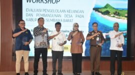 Foto bersama Bupati Kabupaten Sumbawa Barat, H. Amar Nurmansyah, ST, M.Si., Sekretaris Daerah KSB drh. Hairul, dan narasumber lintas sektor, yaitu Anggota DPD RI Dapil NTB Hj. Evi Apita Maya, SH., M.Kn., Kajari KSB Agung Pamungkas, Kepala KPPN KSB Budi Prasetyo, dan perwakilan BPKP NTB Adrian Puspa Wijaya, dalam Workshop Evaluasi Pengelolaan Keuangan dan Pembangunan Desa KSB, Rabu, 24 Juni 2026. Foto : Dok. Istimewa