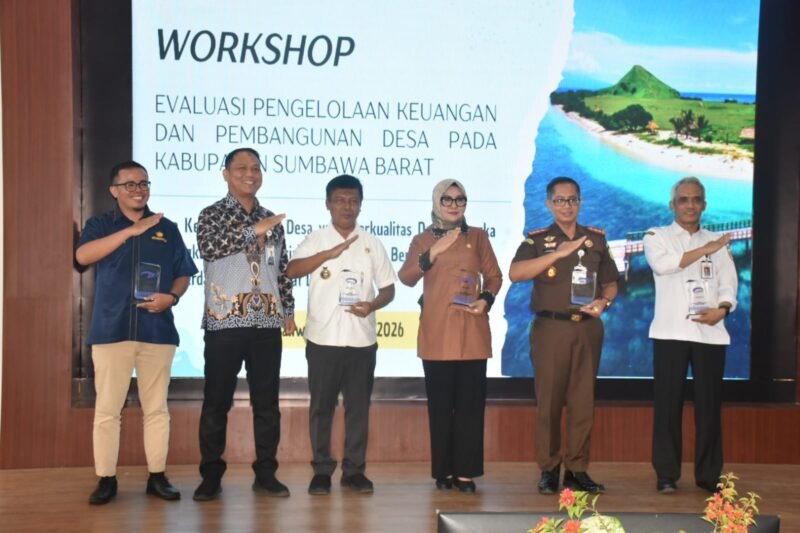 Foto bersama Bupati Kabupaten Sumbawa Barat, H. Amar Nurmansyah, ST, M.Si., Sekretaris Daerah KSB drh. Hairul, dan narasumber lintas sektor, yaitu Anggota DPD RI Dapil NTB Hj. Evi Apita Maya, SH., M.Kn., Kajari KSB Agung Pamungkas, Kepala KPPN KSB Budi Prasetyo, dan perwakilan BPKP NTB Adrian Puspa Wijaya, dalam Workshop Evaluasi Pengelolaan Keuangan dan Pembangunan Desa KSB, Rabu, 24 Juni 2026. Foto : Dok. Istimewa