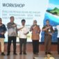 Foto bersama Bupati Kabupaten Sumbawa Barat, H. Amar Nurmansyah, ST, M.Si., Sekretaris Daerah KSB drh. Hairul, dan narasumber lintas sektor, yaitu Anggota DPD RI Dapil NTB Hj. Evi Apita Maya, SH., M.Kn., Kajari KSB Agung Pamungkas, Kepala KPPN KSB Budi Prasetyo, dan perwakilan BPKP NTB Adrian Puspa Wijaya, dalam Workshop Evaluasi Pengelolaan Keuangan dan Pembangunan Desa KSB, Rabu, 24 Juni 2026. Foto : Dok. Istimewa