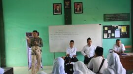 Penyampaian Materi oleh Hamdi Ketua Divisi Sosialisasi, Pendidikan Pemilih, Partisipasi Masyarakat, dan SDM (Sosdiklih, Parmas, dan SDM) KPU Lobar, Selasa, (21/7/2026). Foto : Dok. Istimewa