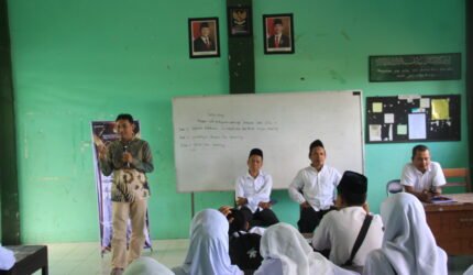 Penyampaian Materi oleh Hamdi Ketua Divisi Sosialisasi, Pendidikan Pemilih, Partisipasi Masyarakat, dan SDM (Sosdiklih, Parmas, dan SDM) KPU Lobar, Selasa, (21/7/2026). Foto : Dok. Istimewa