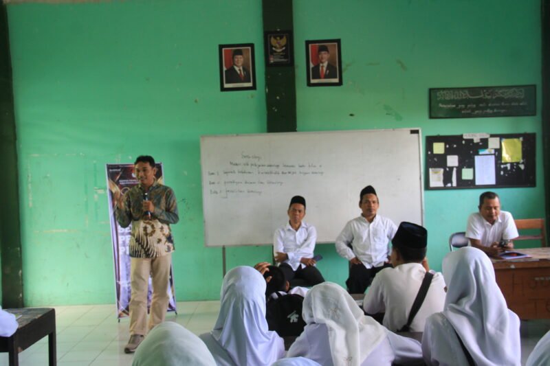 Penyampaian Materi oleh Hamdi Ketua Divisi Sosialisasi, Pendidikan Pemilih, Partisipasi Masyarakat, dan SDM (Sosdiklih, Parmas, dan SDM) KPU Lobar, Selasa, (21/7/2026). Foto : Dok. Istimewa