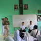 Penyampaian Materi oleh Hamdi Ketua Divisi Sosialisasi, Pendidikan Pemilih, Partisipasi Masyarakat, dan SDM (Sosdiklih, Parmas, dan SDM) KPU Lobar, Selasa, (21/7/2026). Foto : Dok. Istimewa