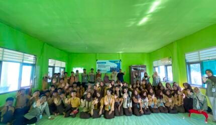 Sosialisasi KKN-PMD Unram Desa Gumantar Gandeng UPTD PPA Beri Edukasi Cegah Pernikahan Anak di SMPN 3 Kayangan. Foto : Dok. Istimewa / Alyssa Rizqia Haris.