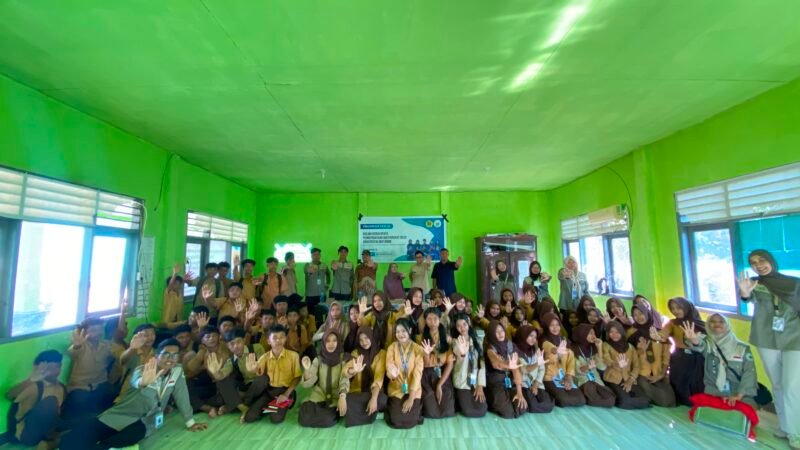 Sosialisasi KKN-PMD Unram Desa Gumantar Gandeng UPTD PPA Beri Edukasi Cegah Pernikahan Anak di SMPN 3 Kayangan. Foto : Dok. Istimewa / Alyssa Rizqia Haris.