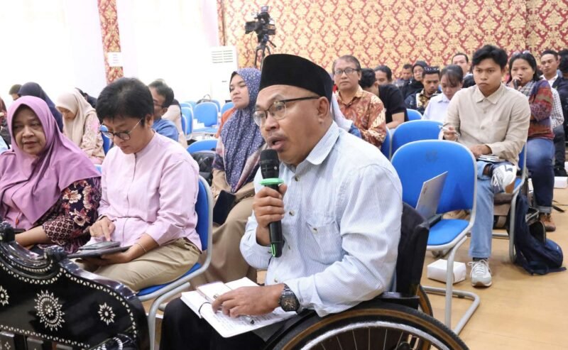 Lalu SNU Pradipta, perwakilan Lombok Independen Disabilitas Indonesia (LIDI NTB), dalam forum Advokasi Penguatan Sistem Perlindungan HAM di Indonesia Melalui Uji Publik RUU HAM yang berlangsung di Ruang Sidang Utama (Aula Prof. Zainal Asikin) FHISIP Universitas Mataram, Rabu (30/6/2026). Foto: Keysha/Sorot Kamera