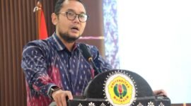 Guru Besar Fakultas Hukum Universitas Lambung Mangkurat sekaligus Pengurus SEPAHAM Indonesia, Prof. Mirza Buana, S.H., LL.M., Ph.D., pada kegiatan Advokasi Penguatan Sistem Perlindungan HAM di Indonesia Melalui Uji Publik RUU HAM yang digelar di Ruang Sidang Utama (Aula Prof. Zainal Asikin) FHISIP Universitas Mataram, Rabu (30/6/2026). Foto: Keysha/Sorot Kamera