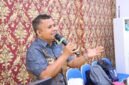 Dosen Ilmu Komunikasi FHISIP Universitas Mataram, Aurelius Rofinus Lolong Teluma, S.S., M.A., saat menjadi penanggap dalam forum Advokasi Penguatan Sistem Perlindungan HAM di Indonesia Melalui Uji Publik RUU HAM. Agenda tersebut digelar di Ruang Sidang Utama (Aula Prof. Zainal Asikin) FHISIP Unram, Rabu (30/6/2026). Foto: Keysha/Sorot Kamera