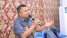 Dosen Ilmu Komunikasi FHISIP Universitas Mataram, Aurelius Rofinus Lolong Teluma, S.S., M.A., saat menjadi penanggap dalam forum Advokasi Penguatan Sistem Perlindungan HAM di Indonesia Melalui Uji Publik RUU HAM. Agenda tersebut digelar di Ruang Sidang Utama (Aula Prof. Zainal Asikin) FHISIP Unram, Rabu (30/6/2026). Foto: Keysha/Sorot Kamera