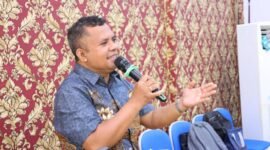 Dosen Ilmu Komunikasi FHISIP Universitas Mataram, Aurelius Rofinus Lolong Teluma, S.S., M.A., saat menjadi penanggap dalam forum Advokasi Penguatan Sistem Perlindungan HAM di Indonesia Melalui Uji Publik RUU HAM. Agenda tersebut digelar di Ruang Sidang Utama (Aula Prof. Zainal Asikin) FHISIP Unram, Rabu (30/6/2026). Foto: Keysha/Sorot Kamera