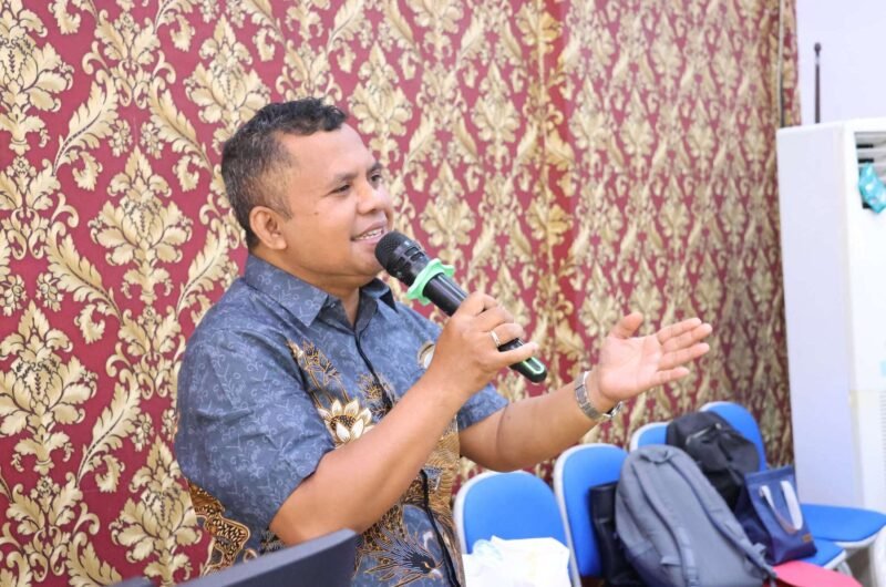 Dosen Ilmu Komunikasi FHISIP Universitas Mataram, Aurelius Rofinus Lolong Teluma, S.S., M.A., saat menjadi penanggap dalam forum Advokasi Penguatan Sistem Perlindungan HAM di Indonesia Melalui Uji Publik RUU HAM. Agenda tersebut digelar di Ruang Sidang Utama (Aula Prof. Zainal Asikin) FHISIP Unram, Rabu (30/6/2026). Foto: Keysha/Sorot Kamera