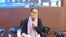 Haiziah selaku Perwakilan Organisasi Masyarakat Sipil, Gema Alam NTB dalam forum Advokasi Penguatan Sistem Perlindungan HAM di Indonesia Melalui Uji Publik RUU HAM. Agenda ini berlangsung di Ruang Sidang Utama (Aula Prof. Zainal Asikin) FHISIP Universitas Mataram, Rabu (30/6/2026). Foto: Keysha/Sorot Kamera