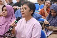 Perwakilan Lembaga Pengembangan Sumber Daya Mitra (LPSDM), Ririn Hajudiani, saat hadir sebagai penanggap dalam kegiatan Advokasi Penguatan Sistem Perlindungan HAM di Indonesia Melalui Uji Publik RUU HAM. Diskusi publik ini digelar di Ruang Sidang Utama (Aula Prof. Zainal Asikin) FHISIP Universitas Mataram, Rabu (30/6/2026). Foto: Keysha/Sorot Kamera