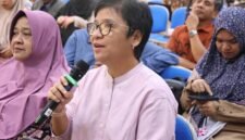Perwakilan Lembaga Pengembangan Sumber Daya Mitra (LPSDM), Ririn Hajudiani, saat hadir sebagai penanggap dalam kegiatan Advokasi Penguatan Sistem Perlindungan HAM di Indonesia Melalui Uji Publik RUU HAM. Diskusi publik ini digelar di Ruang Sidang Utama (Aula Prof. Zainal Asikin) FHISIP Universitas Mataram, Rabu (30/6/2026). Foto: Keysha/Sorot Kamera