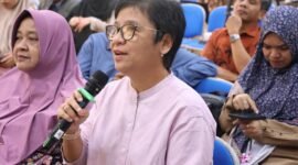 Perwakilan Lembaga Pengembangan Sumber Daya Mitra (LPSDM), Ririn Hajudiani, saat hadir sebagai penanggap dalam kegiatan Advokasi Penguatan Sistem Perlindungan HAM di Indonesia Melalui Uji Publik RUU HAM. Diskusi publik ini digelar di Ruang Sidang Utama (Aula Prof. Zainal Asikin) FHISIP Universitas Mataram, Rabu (30/6/2026). Foto: Keysha/Sorot Kamera