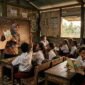 Tren Pendidikan Penduduk Miskin di NTB, Dominasi Lulusan SD dan SMP. Ilustrasi: Gemini AI