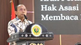 Dekan Fakultas Hukum, Ilmu Sosial dan Ilmu Politik (FHISIP) Universitas Mataram, Dr. Lalu Wira Pria Suhartana, S.H., M.H., saat menjadi narasumber dalam kegiatan Advokasi Penguatan Sistem Perlindungan HAM di Indonesia Melalui Uji Publik RUU HAM. Agenda tersebut berlangsung di Ruang Sidang Utama (Aula Prof. Zainal Asikin) FHISIP Unram, Rabu (30/6/2026). Foto: Keysha/Sorot Kamera
