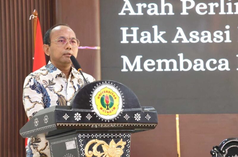 Dekan Fakultas Hukum, Ilmu Sosial dan Ilmu Politik (FHISIP) Universitas Mataram, Dr. Lalu Wira Pria Suhartana, S.H., M.H., saat menjadi narasumber dalam kegiatan Advokasi Penguatan Sistem Perlindungan HAM di Indonesia Melalui Uji Publik RUU HAM. Agenda tersebut berlangsung di Ruang Sidang Utama (Aula Prof. Zainal Asikin) FHISIP Unram, Rabu (30/6/2026). Foto: Keysha/Sorot Kamera