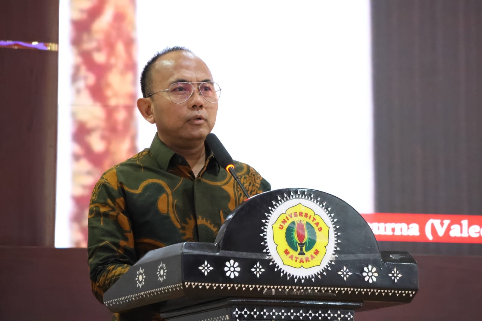 Dekan FHISIP Universitas Mataram, Dr. Lalu Wira Pria Suhartana, S.H., M.H. dalam sambutan Pidato Paripurna Prof. Rodliyah.