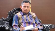 Dr. Muhaimin, SH., M.Hum, Akademisi dan Wakil Dekan 1 FHISIP Unram pada Seminar Peradi SAI