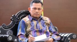 Dr. Muhaimin, SH., M.Hum, Akademisi dan Wakil Dekan 1 FHISIP Unram pada Seminar Peradi SAI