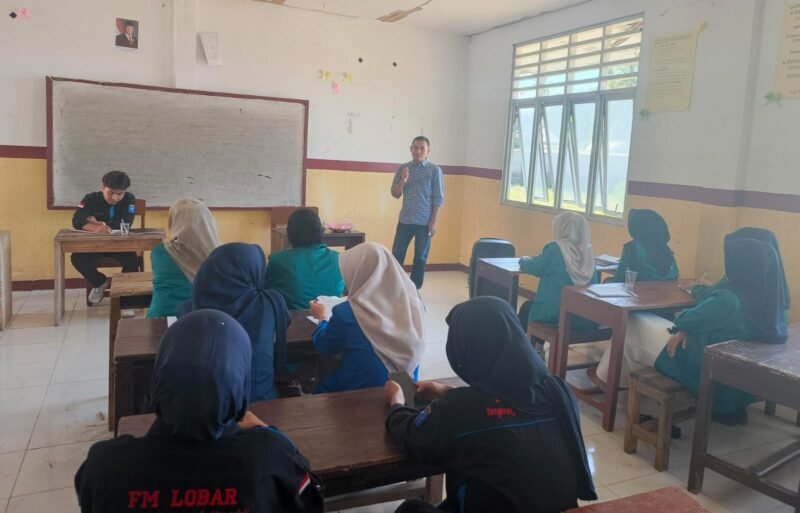 Hamdi, S.Pd., MAP (Ketua Divisi Sosialisasi, Pendidikan Pemilih, Partisipasi Masyarakat dan Sumber Daya Manusia Komisi Pemilihan Umum Kabupaten Lombok Barat). Foto : Dok. Istimewa.