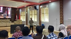 Dekan FHISIP Universitas Mataram, Dr. Lalu Wira Pria Suhartana, S.H., M.H., pada Diskusi publik Sorot Kamera Seri Ke-20 yang digelar Fakultas Hukum, Ilmu Sosial, dan Ilmu Politik Universitas Mataram (FHISIP Unram) membedah isu krusial terkait keberadaan upaya hukum terhadap putusan bebas di tengah pemberlakuan Kitab Undang-Undang Hukum Acara Pidana (KUHAP) baru, Kamis (13/8/2026). Foto: Dokumentasi Sorot Kamera