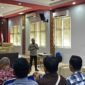 Dekan FHISIP Universitas Mataram, Dr. Lalu Wira Pria Suhartana, S.H., M.H., pada Diskusi publik Sorot Kamera Seri Ke-20 yang digelar Fakultas Hukum, Ilmu Sosial, dan Ilmu Politik Universitas Mataram (FHISIP Unram) membedah isu krusial terkait keberadaan upaya hukum terhadap putusan bebas di tengah pemberlakuan Kitab Undang-Undang Hukum Acara Pidana (KUHAP) baru, Kamis (13/8/2026). Foto: Dokumentasi Sorot Kamera