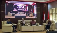 Sorot Kamera FHISIP Unram Kupas Pro-Kontra Upaya Hukum Putusan Bebas Pasca KUHAP Baru, pada Kamis, 13 Agustus 2026. Bertempat di Ruang Sidang Utama (Aula Prof. Zainal Asikin) Lantai 3 Gedung A Fakultas Hukum, Ilmu Sosial, dan Ilmu Politik Universitas Mataram (FHISIP UNRAM), menghadirkan tiga narasumber utama, yakni M. Hotibul Islam, SH, M.Hum., Dr. Laely Wulandari, SH, MH, dan Dr. Rachman Kafrawi, S.H., M.H. Serta dipandu oleh Nunung Rahmania, SH., MH sebagai moderator. Foto: Fathir/Sorot Kamera