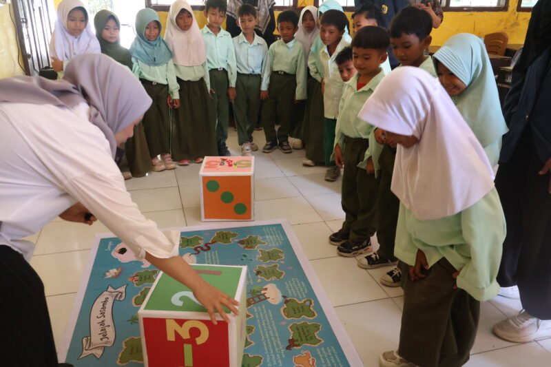Kelompok Peneliti Bidang Ilmu (KPBI) Biostatistika Program Studi Statistika Universitas Mataram dalam “Penguatan Literasi Digital dan Keterampilan Abad ke-21 untuk Siswa dan Guru SD melalui Pembelajaran Unplugged Berbasis Board Games”, pada Rabu (12/8). Foto: Dok. Istimewa