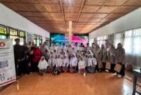 Tim pengabdian kepada masyarakat Universitas Mataram memberikan penguatan literasi hukum digital dan pencegahan KGBO kepada guru dan siswa MA Darul Aminin NW Aikmual, Kabupaten Lombok Tengah, 3 Agustus 2026. Foto : Dok. Istimewa

