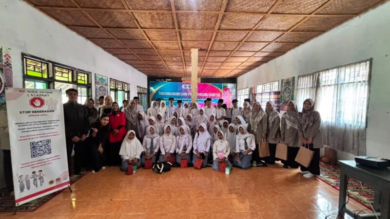 Tim pengabdian kepada masyarakat Universitas Mataram memberikan penguatan literasi hukum digital dan pencegahan KGBO kepada guru dan siswa MA Darul Aminin NW Aikmual, Kabupaten Lombok Tengah, 3 Agustus 2026. Foto : Dok. Istimewa

