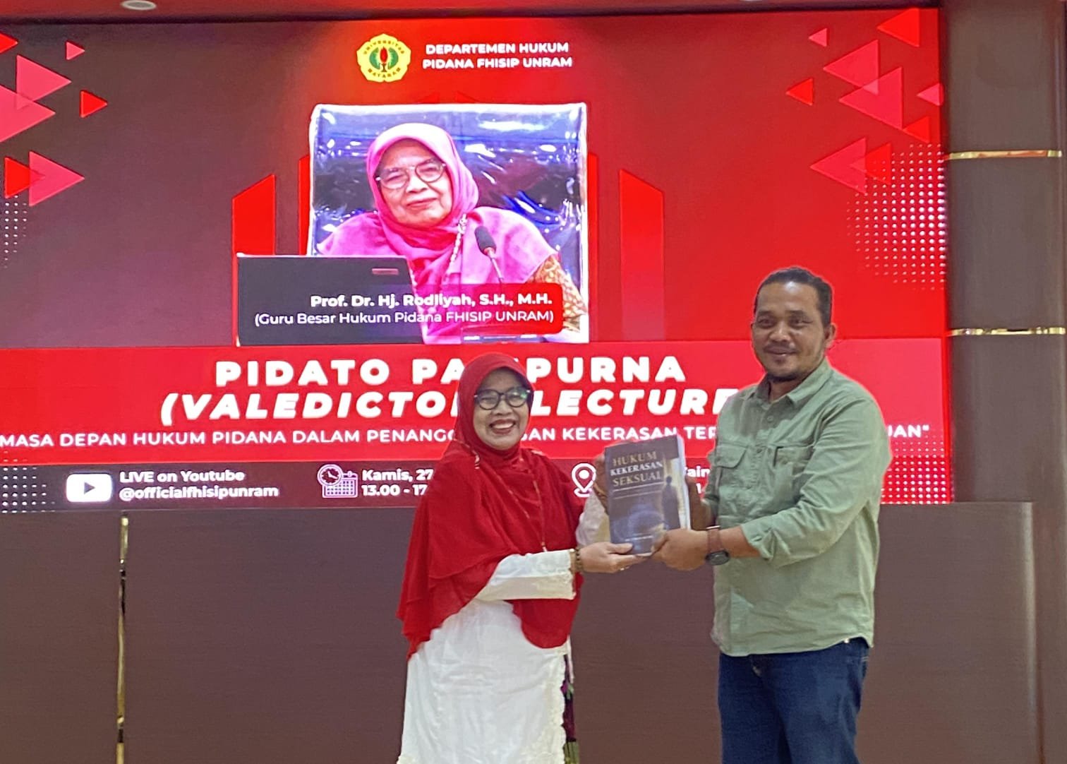 Wakil Dekan 3 FHISIP Universitas Mataram, Dr. Lalu Saipudin, S.H., M.H. dalam sambutan Pidato Paripurna Prof. Rodliyah. 