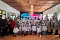 Tim pengabdian kepada masyarakat Universitas Mataram memberikan penguatan literasi hukum digital dan pencegahan KGBO kepada guru dan siswa MA Darul Aminin NW Aikmual, Kabupaten Lombok Tengah, 3 Agustus 2026. Foto  Dok. Istimewa