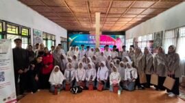 Tim pengabdian kepada masyarakat Universitas Mataram memberikan penguatan literasi hukum digital dan pencegahan KGBO kepada guru dan siswa MA Darul Aminin NW Aikmual, Kabupaten Lombok Tengah, 3 Agustus 2026. Foto  Dok. Istimewa