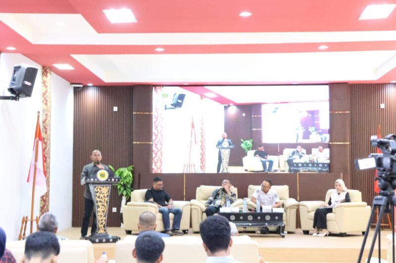 Diskusi Akademik Sorot Kamera Seri Ke-21 bertajuk “Krisis Air di Gili Trawangan Antara Penegakan Hukum dan Prioritas Pariwisata” yang digelar oleh Fakultas Hukum, Ilmu Sosial, dan Ilmu Politik Universitas Mataram (FHISIP Unram) di Ruang Sidang Utama Gedung A FHISIP Unram, Rabu (30/9/2026). Foto: Keysha/Sorot Kamera