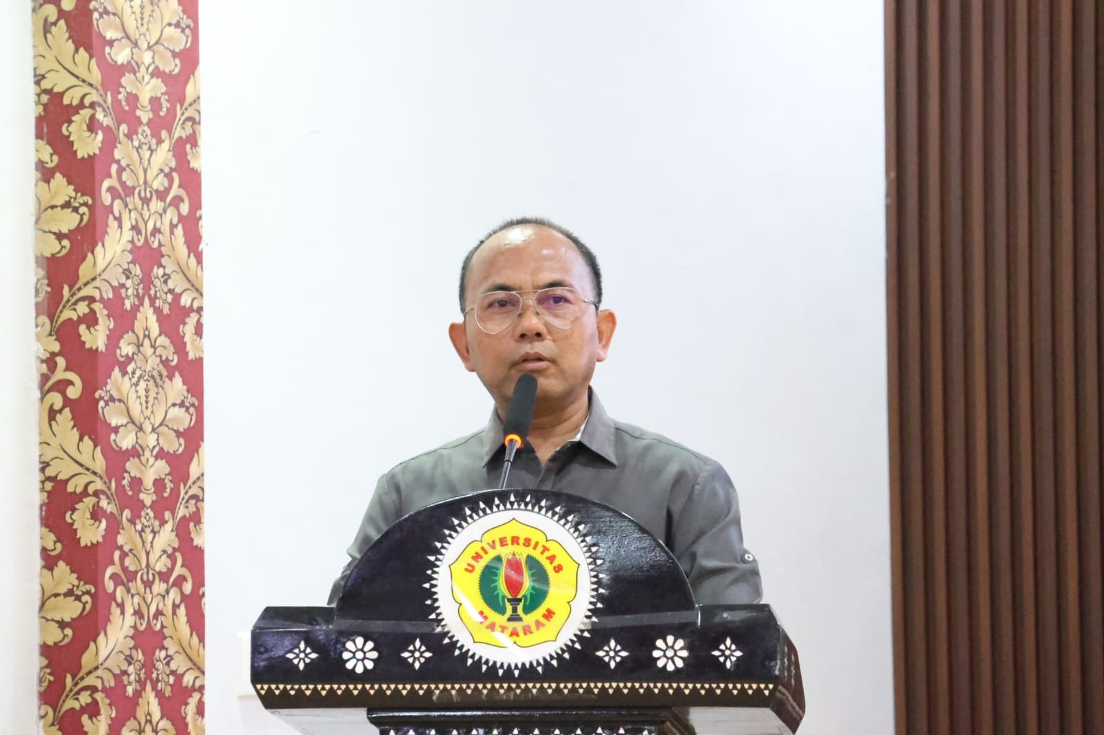Dekan FHISIP Unram, Dr. Lalu Wira Pria Suhartana, S,H., M.H pada Diskusi Akademik Sorot Kamera Seri Ke-21