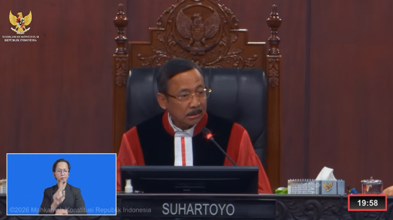 Ketua MK Suhartoyo saat membacakan amar putusan dalam sidang pleno terbuka di Gedung MK, Jakarta, Selasa (6/10/2026). Foto: Youtube Mahkamah Konstitusi RI