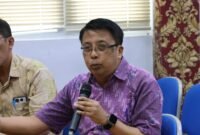 Dosen Fakultas Teknik Unram, Eko Pradjoko, Ph.D., pada Diskusi Akademik Sorot Kamera Seri Ke-21 bertajuk “Krisis Air di Gili Trawangan Antara Penegakan Hukum dan Prioritas Pariwisata” yang diselenggarakan oleh FHISIP Unram di Ruang Sidang Utama Gedung A Unram, Rabu (30/9/2026). Foto: Keysha/Sorot Kamera