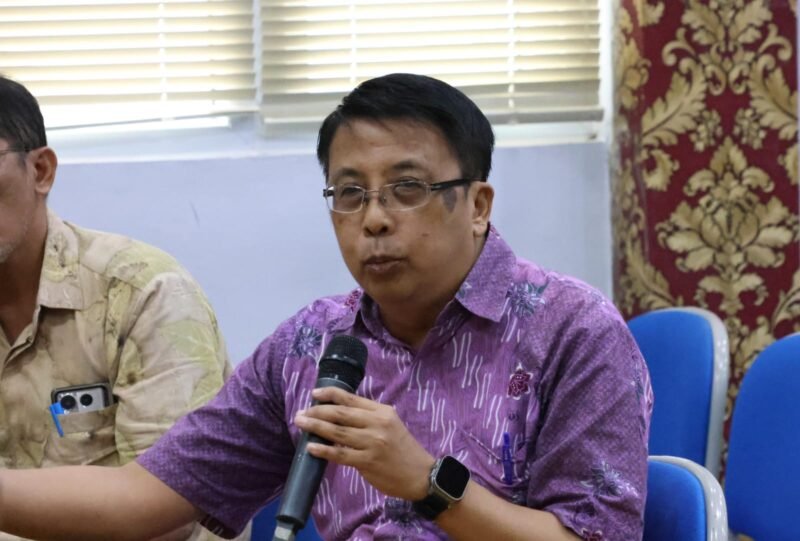 Dosen Fakultas Teknik Unram, Eko Pradjoko, Ph.D., pada Diskusi Akademik Sorot Kamera Seri Ke-21 bertajuk “Krisis Air di Gili Trawangan Antara Penegakan Hukum dan Prioritas Pariwisata” yang diselenggarakan oleh FHISIP Unram di Ruang Sidang Utama Gedung A Unram, Rabu (30/9/2026). Foto: Keysha/Sorot Kamera