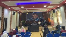 Sorot Kamera (Kampus Merah) Fakultas Hukum, Ilmu Sosial, dan Ilmu Politik (FHISIP) Universitas Mataram bersama Korps HMI-Wati (KOHATI) Himpunan Mahasiswa Islam (HMI) Cabang Mataram menggelar Dialog Publik bertajuk “Membongkar Kekerasan Seksual di Balik Dinding Pesantren dan Lembaga Pendidikan” pada Jumat (16/10/2026). Menghadirkan perwakilan Kantor Wilayah Kementerian Agama Provinsi NTB, Kepala Bidang Perlindungan Anak P3A Dinas Sosial Provinsi NTB Lalu Juhamdi, S.Sos., serta akademisi dan pemerhati perlindungan anak Joko Jumadi, S.H., M.H. Foto: Dok. Istimewa