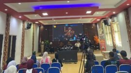 Sorot Kamera (Kampus Merah) Fakultas Hukum, Ilmu Sosial, dan Ilmu Politik (FHISIP) Universitas Mataram bersama Korps HMI-Wati (KOHATI) Himpunan Mahasiswa Islam (HMI) Cabang Mataram menggelar Dialog Publik bertajuk “Membongkar Kekerasan Seksual di Balik Dinding Pesantren dan Lembaga Pendidikan” pada Jumat (16/10/2026). Menghadirkan perwakilan Kantor Wilayah Kementerian Agama Provinsi NTB, Kepala Bidang Perlindungan Anak P3A Dinas Sosial Provinsi NTB Lalu Juhamdi, S.Sos., serta akademisi dan pemerhati perlindungan anak Joko Jumadi, S.H., M.H. Foto: Dok. Istimewa