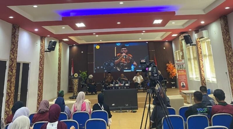 Sorot Kamera (Kampus Merah) Fakultas Hukum, Ilmu Sosial, dan Ilmu Politik (FHISIP) Universitas Mataram bersama Korps HMI-Wati (KOHATI) Himpunan Mahasiswa Islam (HMI) Cabang Mataram menggelar Dialog Publik bertajuk “Membongkar Kekerasan Seksual di Balik Dinding Pesantren dan Lembaga Pendidikan” pada Jumat (16/10/2026). Menghadirkan perwakilan Kantor Wilayah Kementerian Agama Provinsi NTB, Kepala Bidang Perlindungan Anak P3A Dinas Sosial Provinsi NTB Lalu Juhamdi, S.Sos., serta akademisi dan pemerhati perlindungan anak Joko Jumadi, S.H., M.H. Foto: Dok. Istimewa