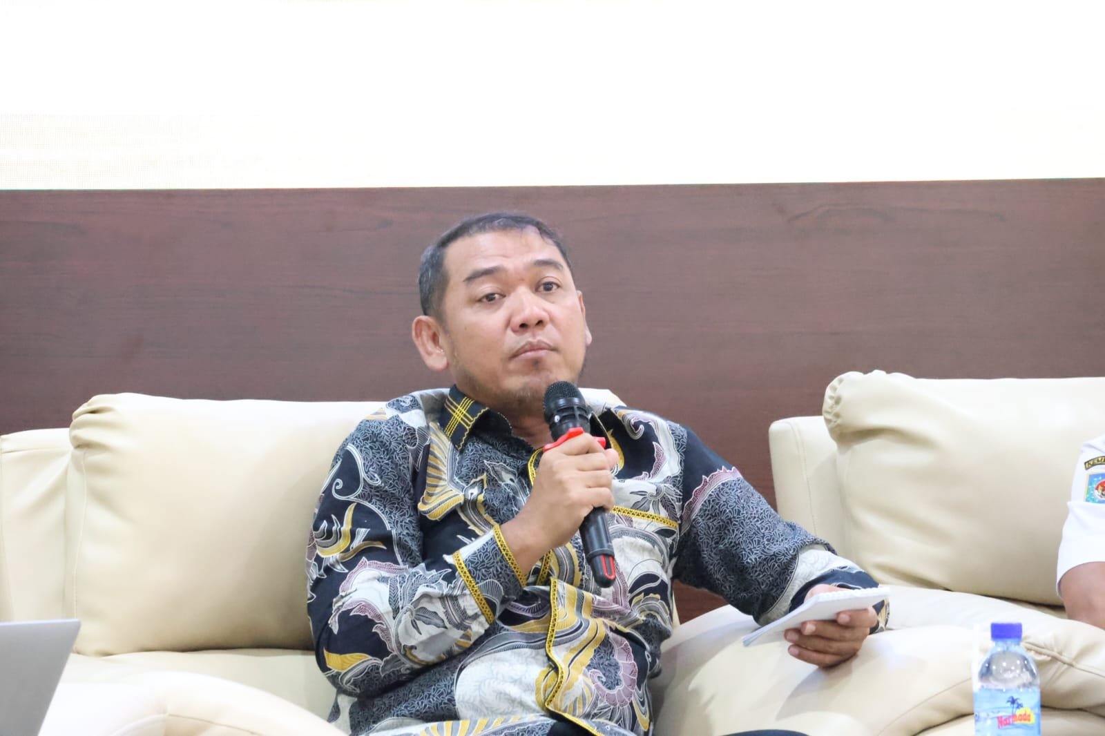Dekan FHISIP Unram, Dr. Lalu Wira Pria Suhartana, S,H., M.H pada Diskusi Akademik Sorot Kamera Seri Ke-21