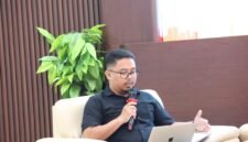 Dr. Dwi Setiyawan Chaniago, S.Sos., M.A., dalam Diskusi Akademik Sorot Kamera Seri Ke-21 bertajuk “Krisis Air di Gili Trawangan Antara Penegakan Hukum dan Prioritas Pariwisata” di Ruang Sidang Utama FHISIP Unram, Rabu (30/9/2026). Foto: Keysha/Sorot Kamera