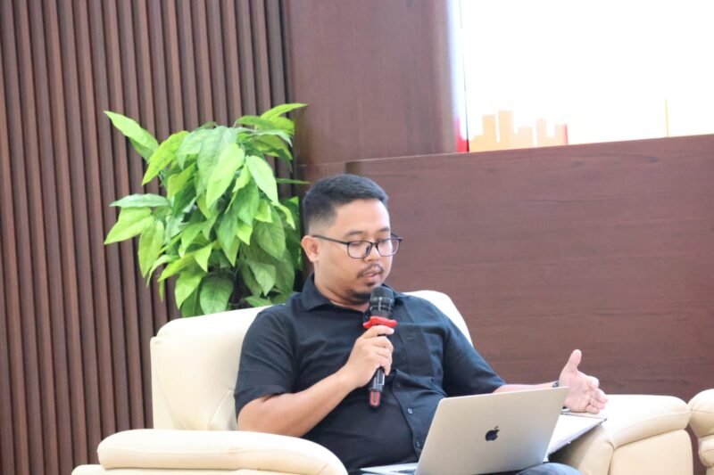 Dr. Dwi Setiyawan Chaniago, S.Sos., M.A., dalam Diskusi Akademik Sorot Kamera Seri Ke-21 bertajuk “Krisis Air di Gili Trawangan Antara Penegakan Hukum dan Prioritas Pariwisata” di Ruang Sidang Utama FHISIP Unram, Rabu (30/9/2026). Foto: Keysha/Sorot Kamera